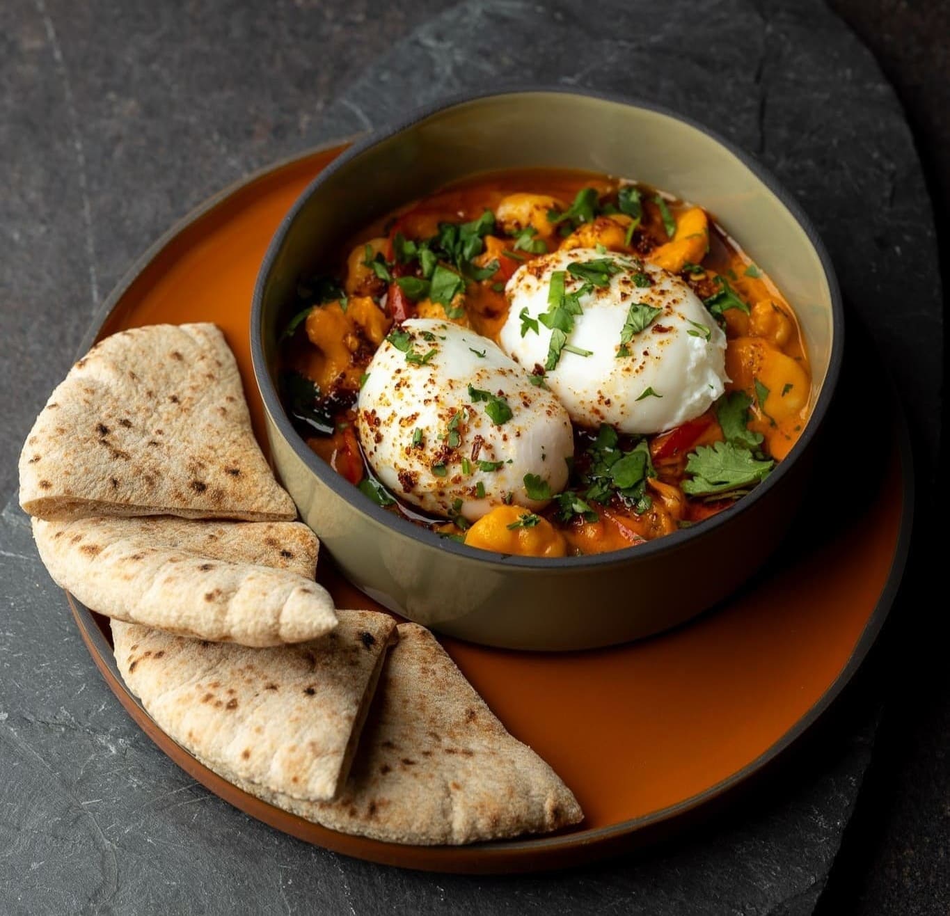 Darius Kucys virti kiaušiniai su daržovių troškiniu ir duona