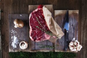 Mesiskoji trejybe zalia mesa grybai druska cesnakas ant lentos (1)