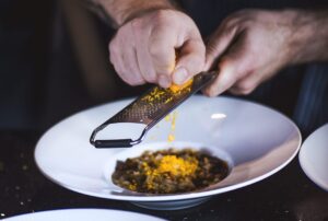 Restoranas namuose patiekalo dekoravimas tarkuota zieve