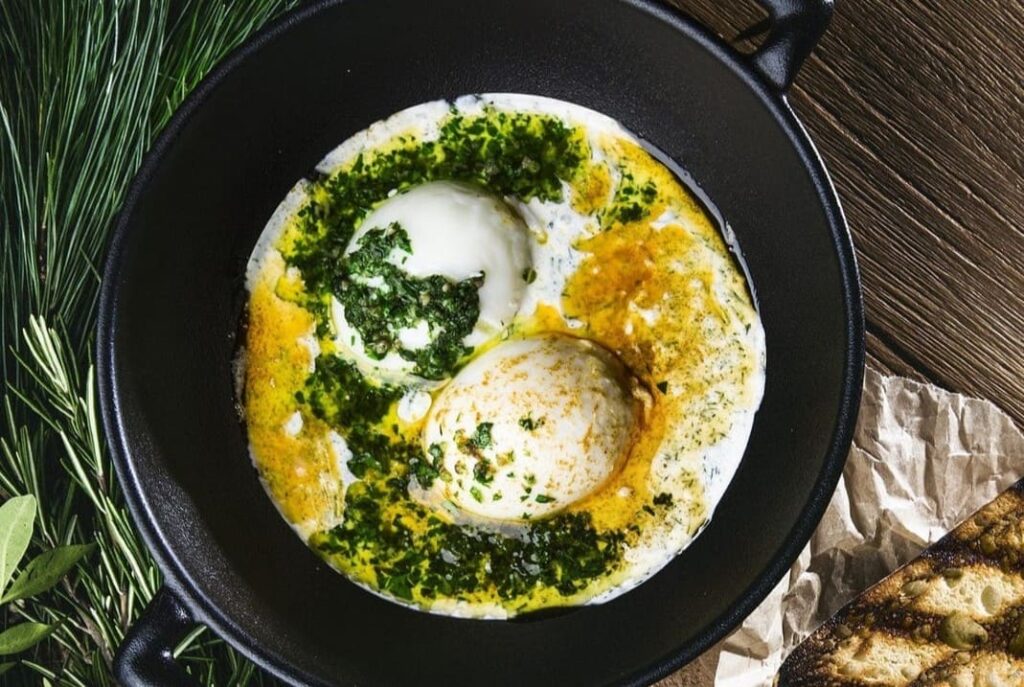 Sventiniai patiekalai Velykoms kiaušiniai su žolelėmis (1)