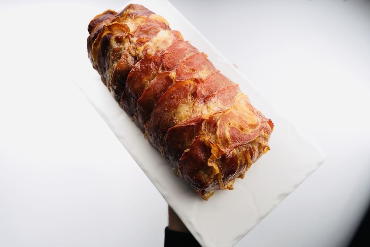 Sventiniai patiekalai Velykoms svieziai keptas mesos vyniotinis