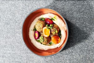 Vidurio Azijos patiekalai falafeliai su humusu ir darzovemis (1)