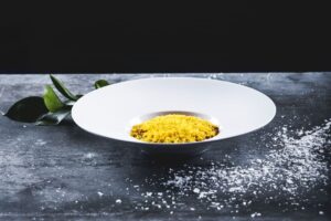 Italijos virtuvė risotto su tarkuotu kiausinio tryniu