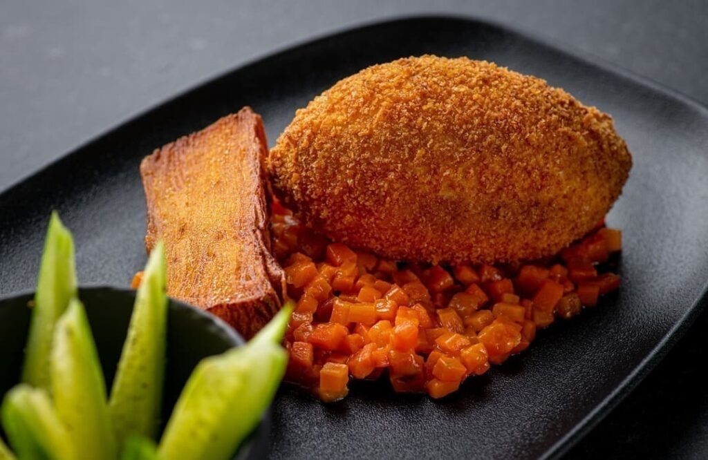 Lietuvių virtuvė kroketas su agurkais 